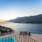 Villa Lara - *