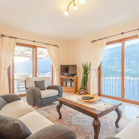Villa Lara - *