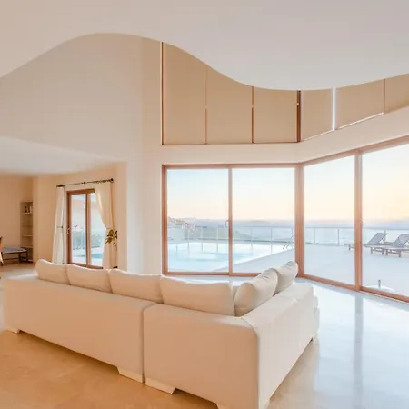 Villa Lara - *