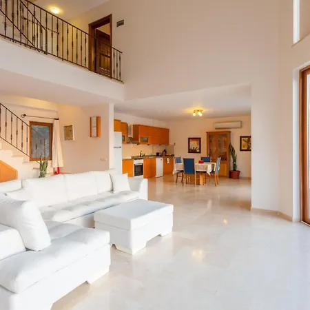 Villa Lara - *